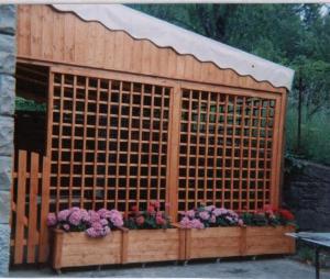 Gazebo Addossato Con Fioriere